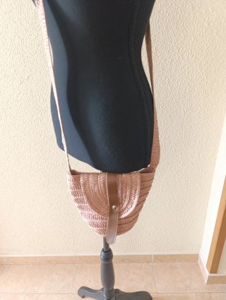 Bolso de rafia marrón y rosa
