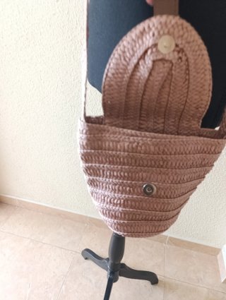 Bolso de rafia marrón y rosa
