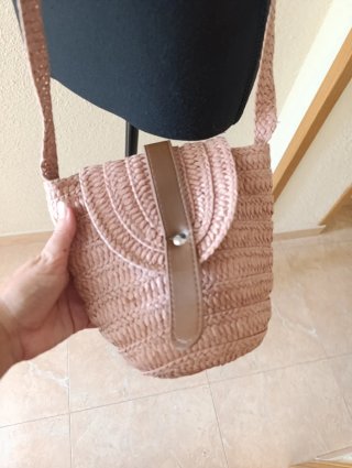 Bolso de rafia marrón y rosa