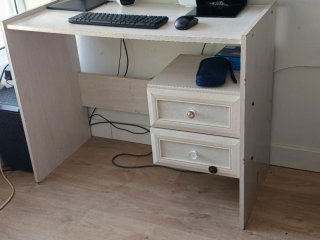 Escritorio pequeño de madera, con cajones