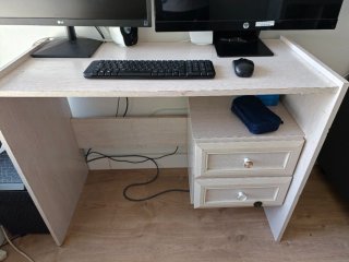 Escritorio pequeño de madera, con cajones