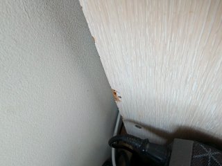 Escritorio pequeño de madera, con cajones