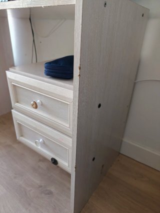 Escritorio pequeño de madera, con cajones