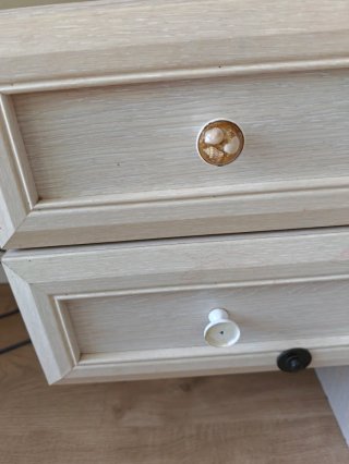 Escritorio pequeño de madera, con cajones