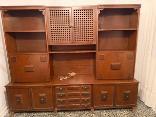 Mueble de madera marrón