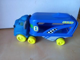 Camión de juguete azul