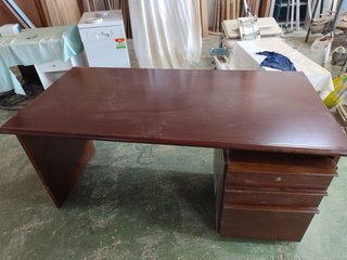Mesa de madera con cajones