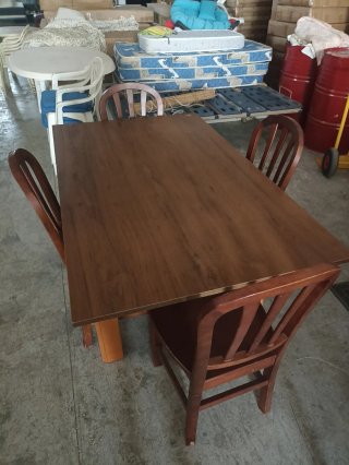Mesa de comedor y 4 sillas de madera
