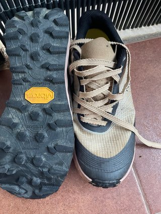 Zapatillas Nnormal 2.0 Beige/Negro