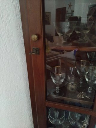 Vitrina de madera y cristal