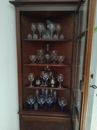 Vitrina de madera y cristal