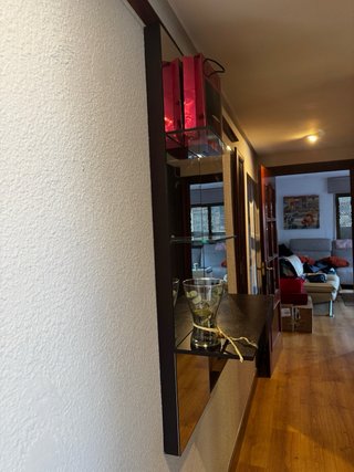 Mueble recibidor negro y madera