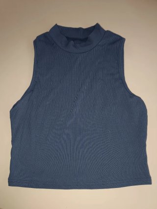 Top azul de cuello alto
