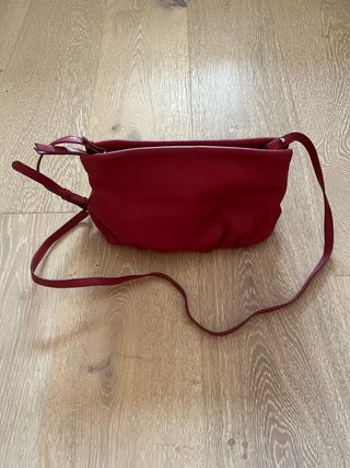 Bolso de piel rojo