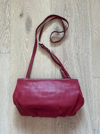 Bolso de piel rojo