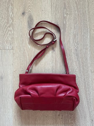Bolso de piel rojo