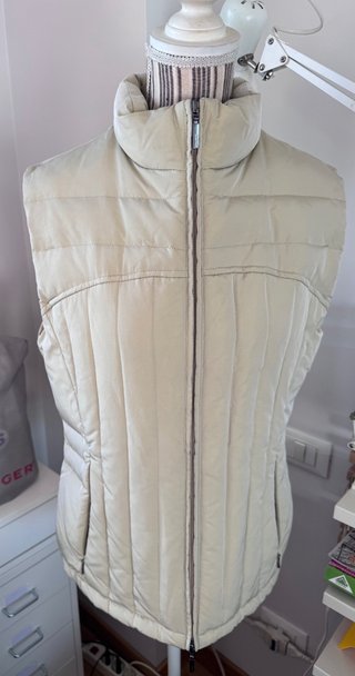 Piumino smanicato beige