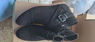 Botines negros con hebilla y cremallera
