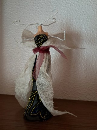 Muñeca joyero negra y dorada