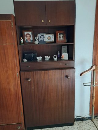 Armario de madera con puertas