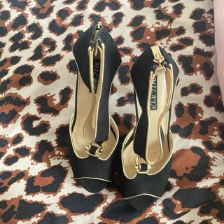 Tacones negros y dorados y2k