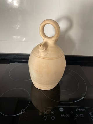 Botijo de barro tradicional