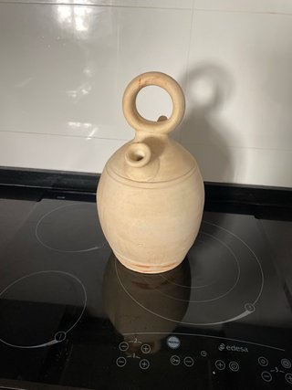 Botijo de barro tradicional