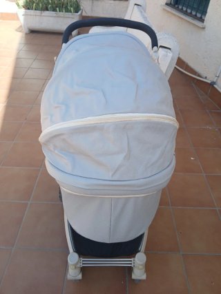 Carrito de bebé gris y cobre