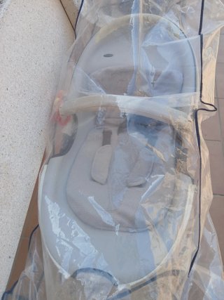Carrito de bebé gris y cobre