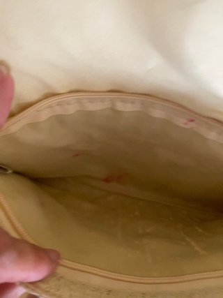 Bolso sobre rafia beige con bandolera
