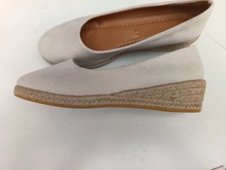 Zapatos cuña beige mujer