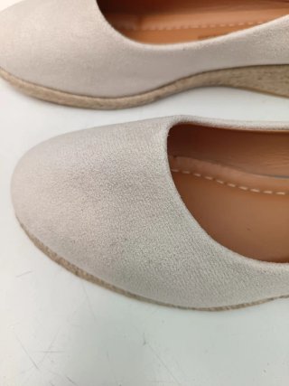 Zapatos cuña beige mujer