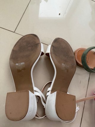 Sandalias blancas con tira y hebilla