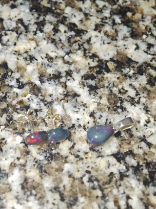 Conjunto ópalo negro colgante y pendientes