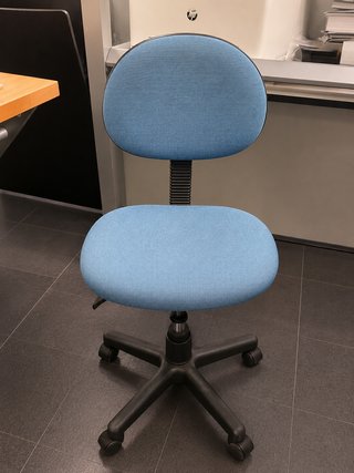 Silla de oficina giratoria azul regulable