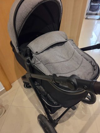 Carrito de bebé gris