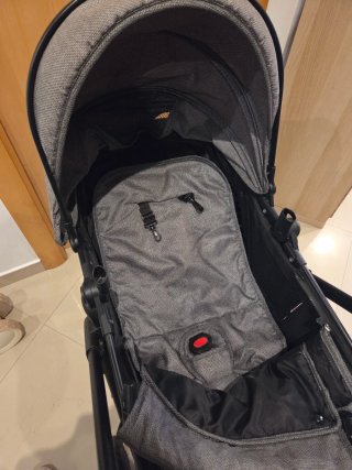 Carrito de bebé gris