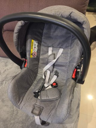 Carrito de bebé gris