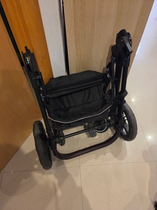Carrito de bebé gris