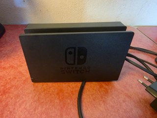 Nintendo Switch V2 + funda + cargador
