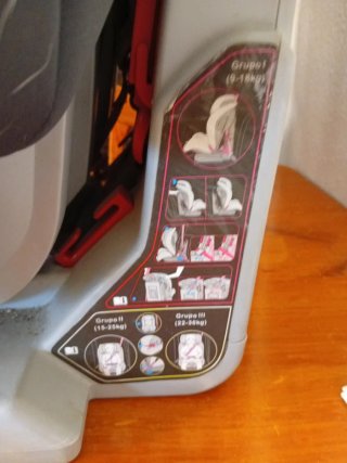 Silla de coche para niñ@ regulable, muy poco uso.