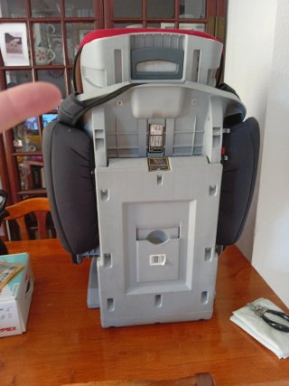 Silla de coche para niñ@ regulable, muy poco uso.