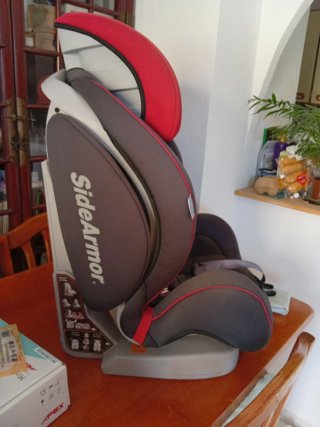 Silla de coche para niñ@ regulable, muy poco uso.