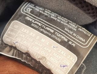 Botas de moto y casco las tallas  en las fotos