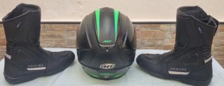 Botas de moto y casco las tallas  en las fotos