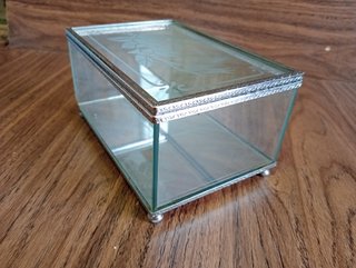 Joyero de cristal con borde plateado