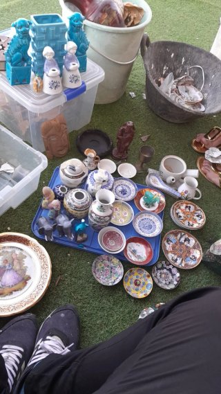 Piatti e figura in ceramica antica