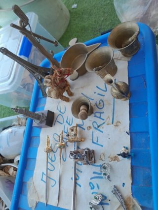 Piatti e figura in ceramica antica
