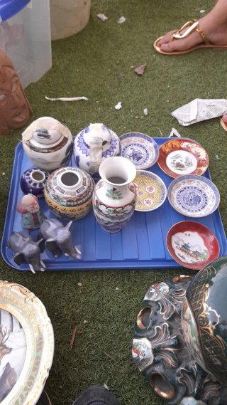 Piatti e figura in ceramica antica