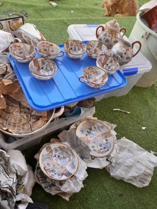 Piatti e figura in ceramica antica